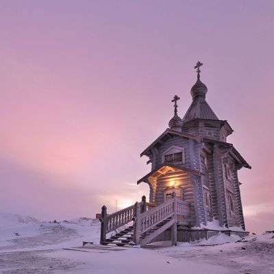15 meetri kõrgune Püha Kolmainu Õigeusu kirik Bellingshauseni jaamas, Kuningas Georgei saarel Antarktikas